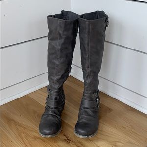 Grey women's boots by Carlos